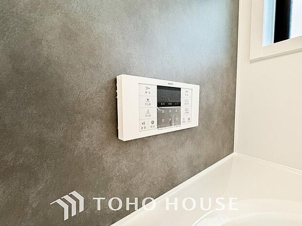 スイッチ1つで一定量の湯を浴槽に張ったり、保温や追い焚きをすることができる機能は何かと便利。