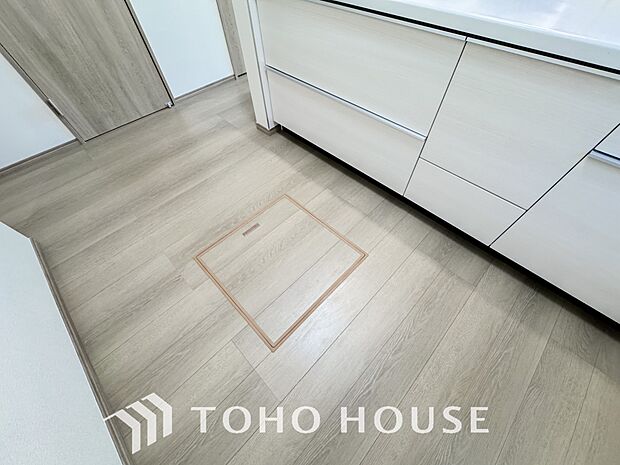 スペースを上手く活用した床下収納はあると何かと便利。食料のストック品はもちろん、掃除用具など。