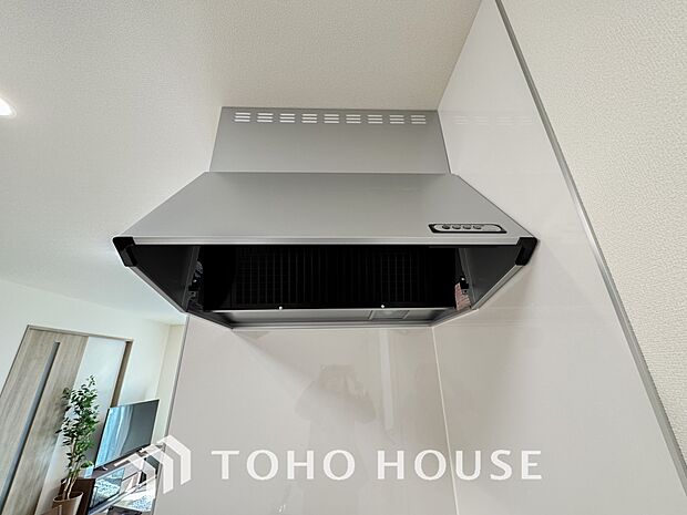 調理中の煙や臭いを効率的に排出し、キッチン空間を清潔に保ちます。