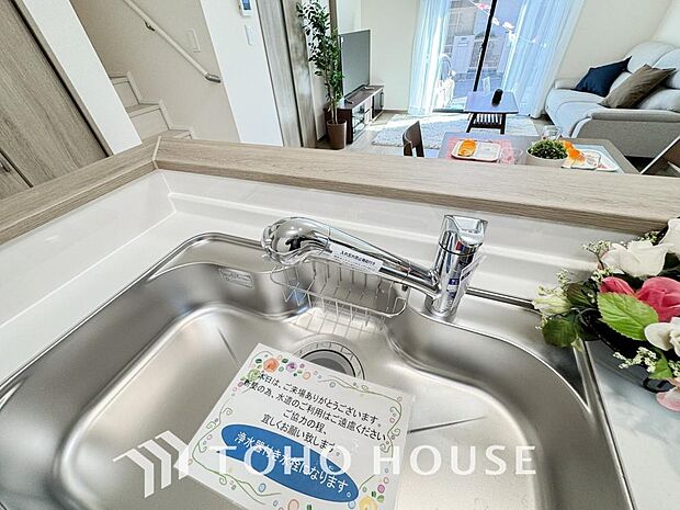 浄水器ボタンひとつで浄水と原水に切り替えられる浄水器一体型水栓を使用。