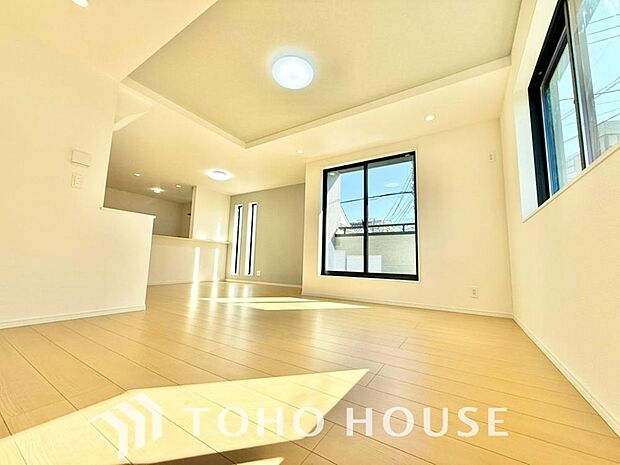 明るく穏やかな空気の中で飲んだり、食べたり、笑ったり。一日の中で多くの時間を過すことになるリビング。