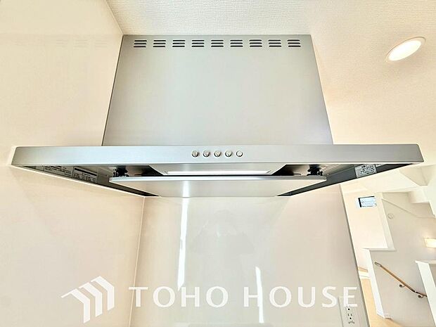 「レンジフード」見た目すっきりのスリムタイプのレンジフードが最近の流行りです。そのスタイリッシュな見た目からインテリアの一部としてもデザイン性が重視されています。掃除のし易さも◎。