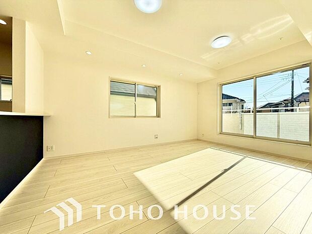 光と風があふれる開放的なリビングダイニングには自然と家族みんなが集まってきます。