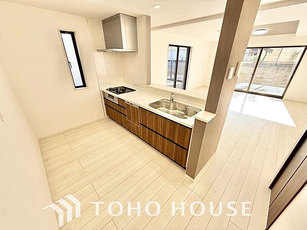 キッチンの収納は、デッドスペースになりやすい箇所を有効活用できる、スライド式収納を採用しました。