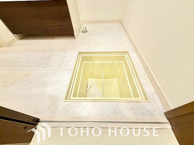 キッチン下部に設けた床下収納。缶詰のストックや非常食、梅酒や味噌などの保存食入れとして利用可です。