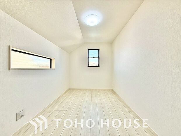 清潔感あるホワイトの壁紙と温もり溢れるカラーの床材が見事に調和した本邸宅。