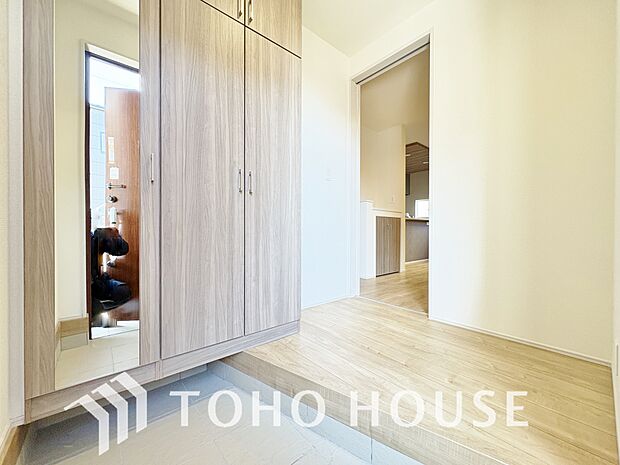 温かみのある色合いでデザインされた玄関は、優しい雰囲気です。帰りたくなる、安息の住まいです。