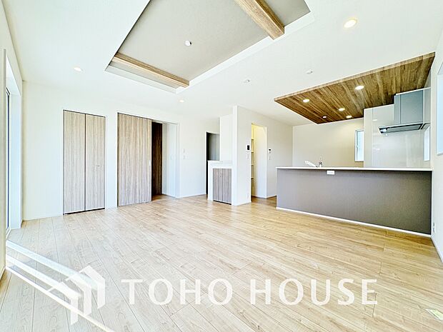 広々としたLDKは、家族が自然に集まりやすく、一緒に過ごす時間を楽しめる工夫が施されています。