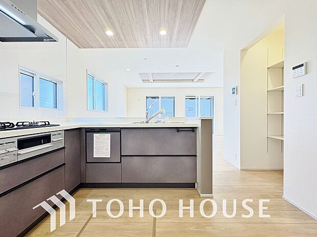 大型の冷蔵庫も配置できる広々としたキッチンスペースでお料理や家事をスムーズに進めることができます。