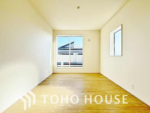 落ち着いたカラーの室内。インテリアやファブリックでお好みのテイストデザインを取り入れて頂けます。