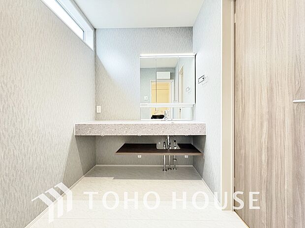 平日の朝であっても、落ち着きとくつろぎを感じられる空間。気持ちよく身だしなみを整えられます。