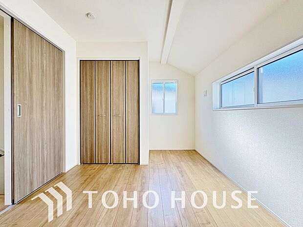 奥行きあるクローゼットを採用。衣装ケースや、掃除機といった物を収納できるような造りになっております。