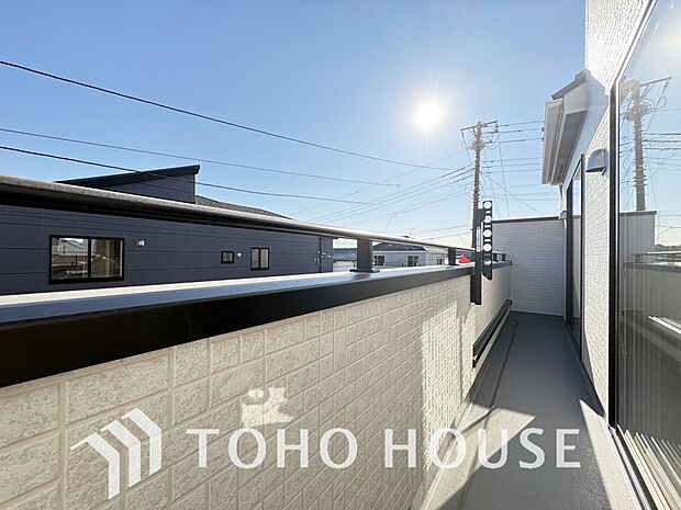 通風・採光に優れ、心地よい光と風があふれています。優しい陽射しが差し込むバルコニーとなっております。