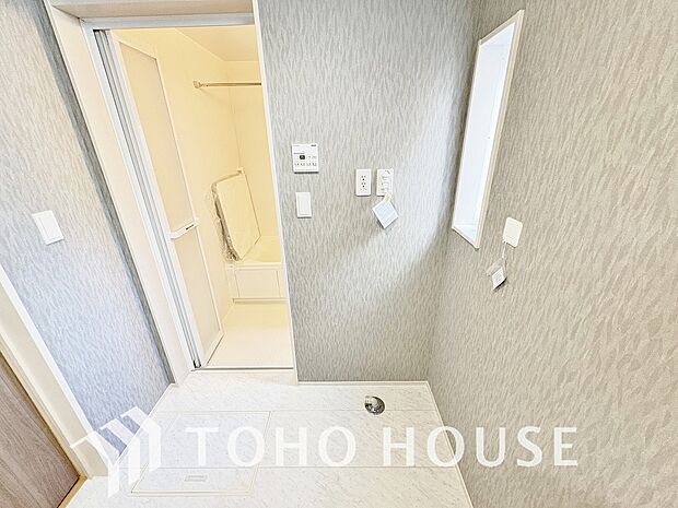 洗濯機を配置しても十分な余裕があり、洗濯や乾燥作業を快適に行えるスペースを確保しております。