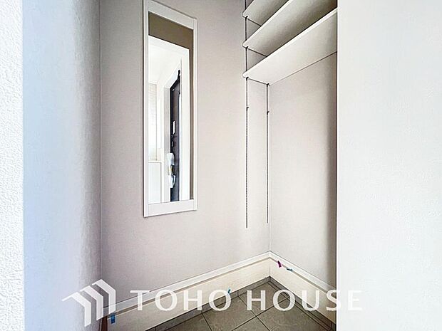 土足のまま入れるの玄関収納。ゴルフバックや部活＆スポーツ用品、日常使いの傘なども収納できて便利です。