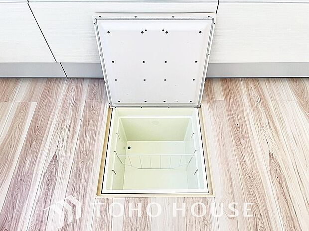 食品ストックや非常食・保存食の保管庫として活用できます。住まいの床下点検口としての役割もあります。