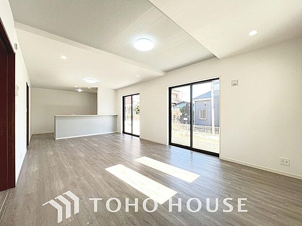 光が注がれる青い空から鮮やかに赤色にゆっくりと染まる。そんな優しい時間がここでは流れてゆく。