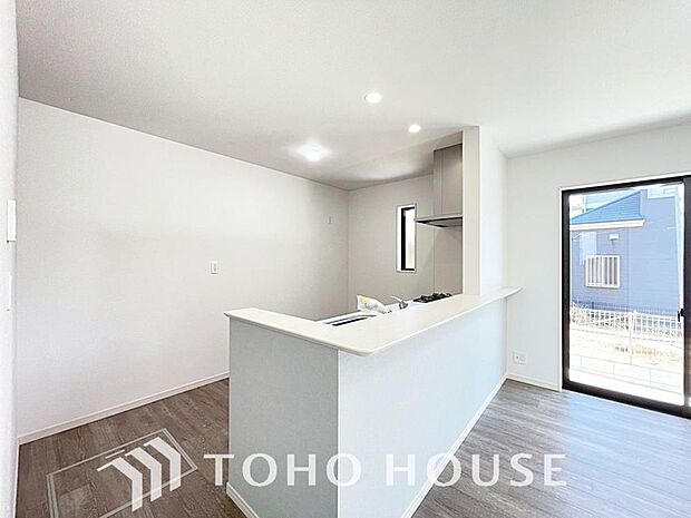 広々キッチンを採用。みんなで作った料理を召し上がりながらの会話は、どのような物になるのでしょうか。