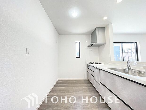 ご家族みんなで調理ができる位のスペースを実現したキッチン空間となっております。