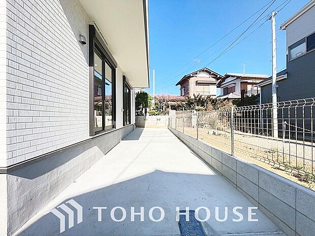 ゆったりとした駐車スペースを確保いたしましたので、大きめのお車でも駐車可能です。