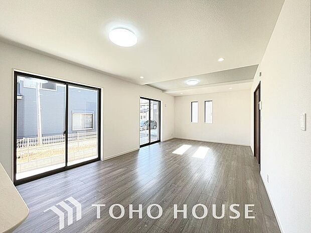 リビングも広く設け、訪れる人々を暖かく迎えてくれます。