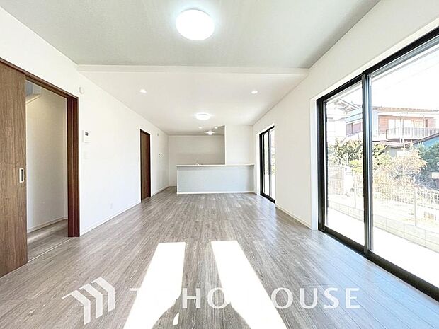 造りこんだ空間演出の妙が生み出す光と質のハーモニーはこの住宅のクオリティの良さを実感させてくれます。