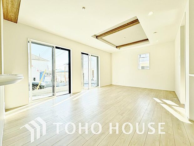 通風と採光を考慮したリビングは地域の鼓動を感じながらお寛ぎ頂くことが可能です。