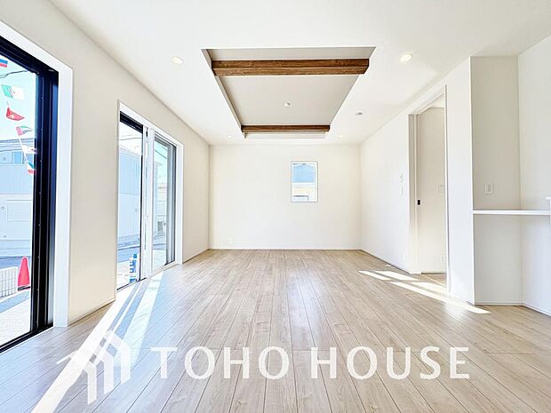 広々としたLDKは、家族が自然に集まりやすく、一緒に過ごす時間を楽しめる工夫が施されています。