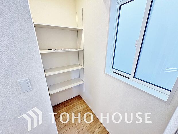 ベビーカーやレジャー道具、スポーツ用具等を収納することができるシューズクロークがございます。