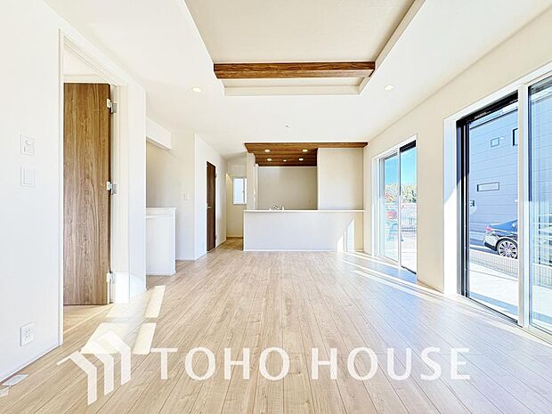 明るく穏やかな空気の中で飲んだり、食べたり、笑ったり。一日の中で多くの時間を過すことになるリビング。