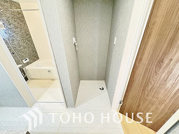 洗濯機を配置しても十分な余裕があり、洗濯や乾燥作業を快適に行えるスペースを確保しております。