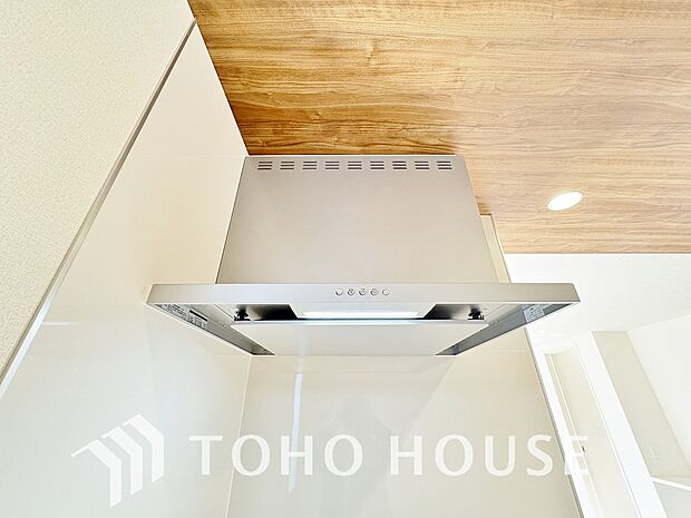 昨今主流のスリムタイプのレンジフード。そのスタイリッシュな見た目から、インテリアとしても高い人気がある型です。また、スリム型の大きなメリットとして、掃除のしやすさがあります。