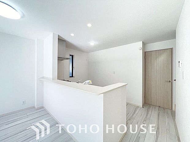 キッチンの収納は、デッドスペースになりやすい箇所を有効活用できる、スライド式収納を採用しました。