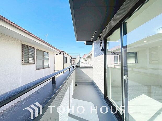 頬をなでる優しい風を感じることが出来るバルコニー。つい深呼吸をしたくなる気持ちの良い眺望です。