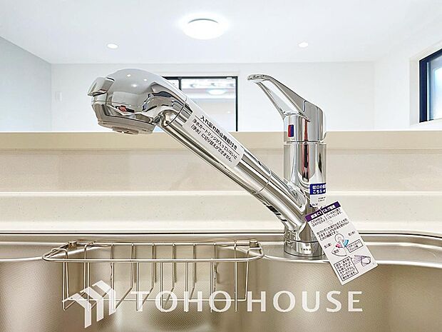 ワンタッチで浄水と原水を切り替えできる浄水器一体型水栓は水道水に含まれる有害物質を除去してくれます。