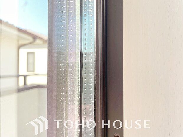 二層のガラスの間に空気層や特殊ガス層を作ることで断熱性能や結露防止効果を高めたサッシを装備してます。