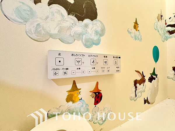 快適な温水洗浄便座（ウォシュレット）を完備。毎日使う場所だからこそ清潔でお手入れがしやすい衛生的な機能にこだわりました。冬場でも便座が温かく、季節を問わず誰もが心地よく使える嬉しい標準設備となります。