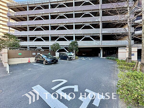お出かけや日々の移動に便利な敷地内駐車場のあるマンション。車をすぐ近くに停められる安心感と利便性が、快適な新生活を支えます。区画のサイズ、現在の空き状況、料金等についてはお気軽にお問い合わせください。