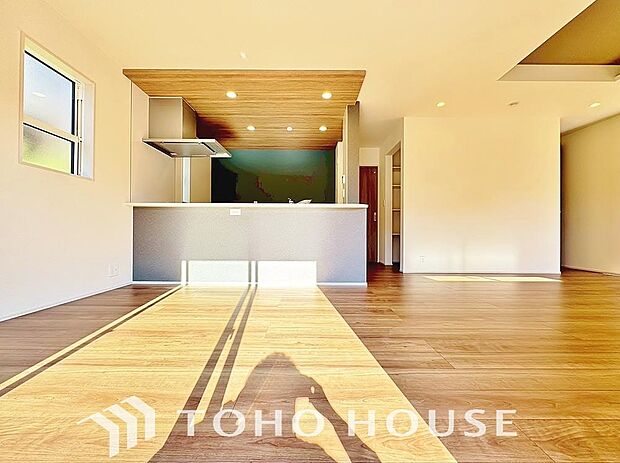 光と風があふれる開放的なリビングダイニングには自然と家族みんなが集まってきます。