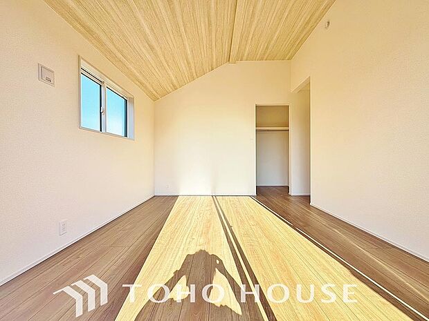 一日の疲れを癒やしてくれる主寝室。時を忘れて過ごす場所として過ごせるお部屋。