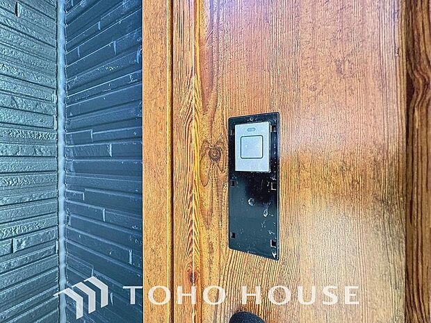 ICチップを用いたカードやボタンなどで玄関扉の鍵の施錠・解錠ができる設備。