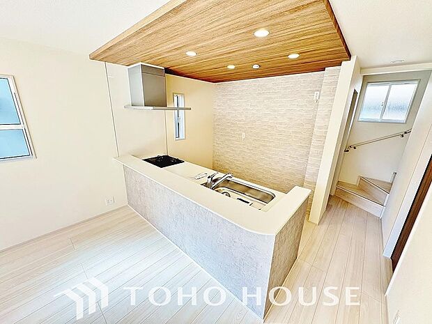 対面キッチンは、目線の先が空間の広がりのあるリビングやダイニングなので、開放感を感じられます。