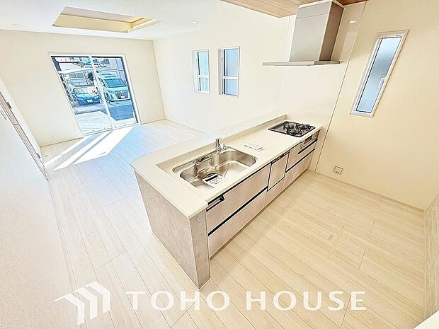 ご家族みんなで調理ができる位のスペースを実現したキッチン空間となっております。