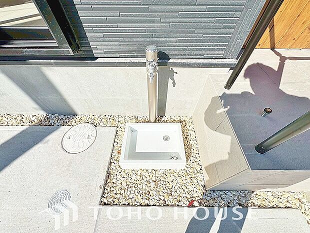 外には立水栓を設置しており、お車の洗車や庭の植栽への水やりにも便利な設備です。