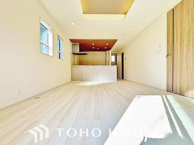 光が注がれる青い空から鮮やかに赤色にゆっくりと染まる。そんな優しい時間がここでは流れてゆく。