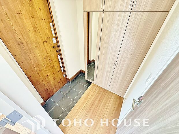 玄関そばの廊下収納。日用品のストックや防災グッズを置いたりと、何かと便利に使えます。