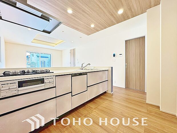 夫婦そろってキッチンに立っても調理がしやすく余裕の広さ。家事をしながら会話も弾みます。