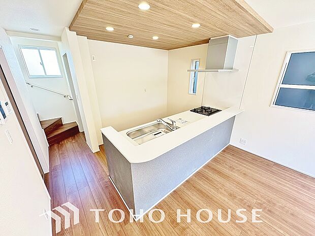 ご家族みんなで調理ができる位のスペースを実現したキッチン空間となっております。