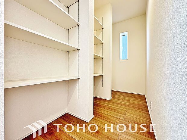 調理器具や調味料、買置きした日用品や食品等を収納できるように、収納スペースを完備しております。