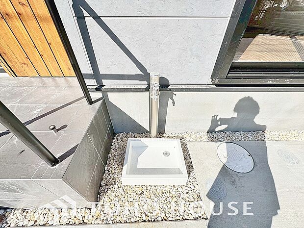 外には立水栓を設置しており、お車の洗車や庭の植栽への水やりにも便利な設備です。